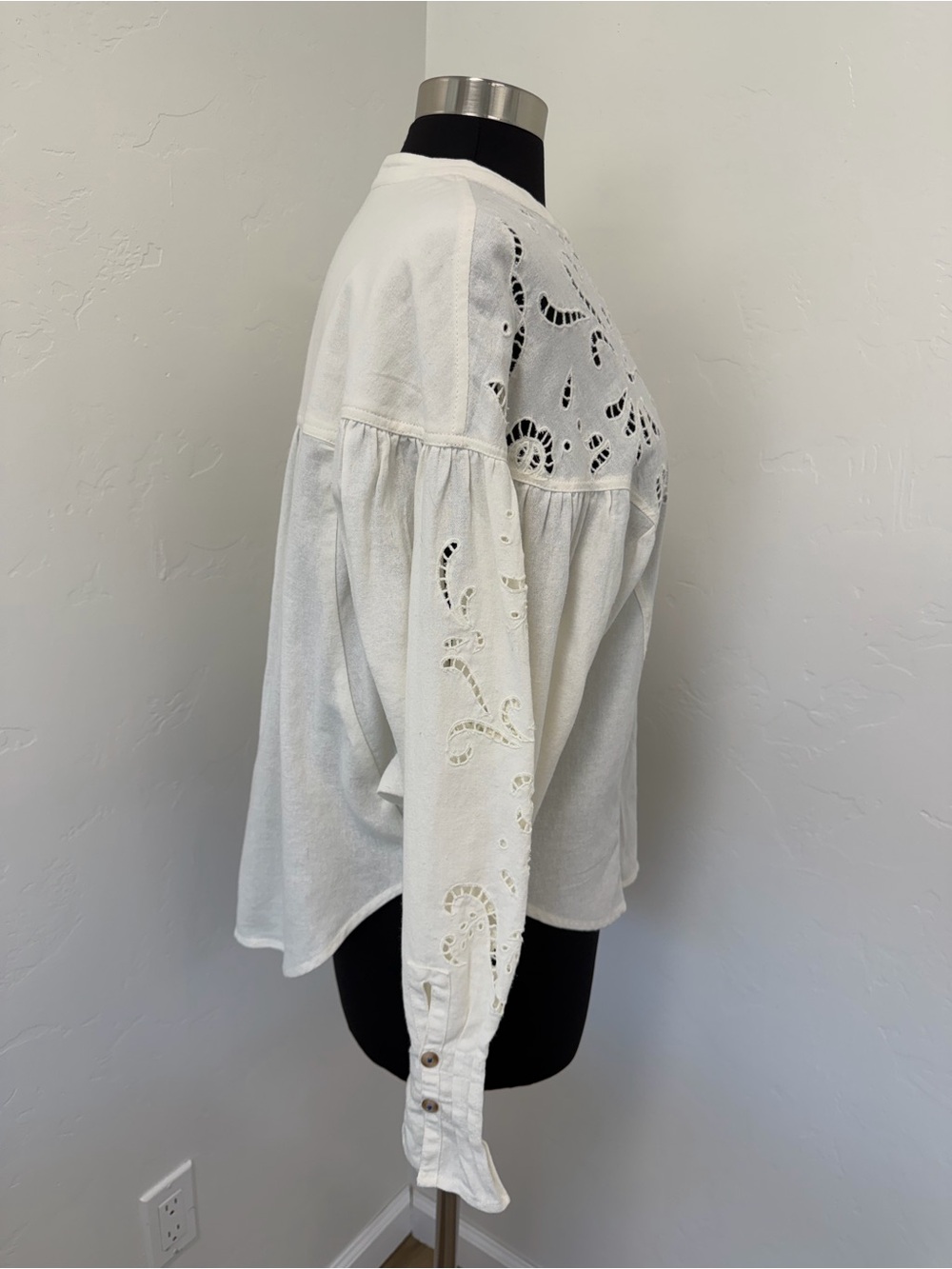 Anthropologie Pilcro Structured Eyelet Blouse Cream Button-Front Shirt Size S - Picture 8 of 17